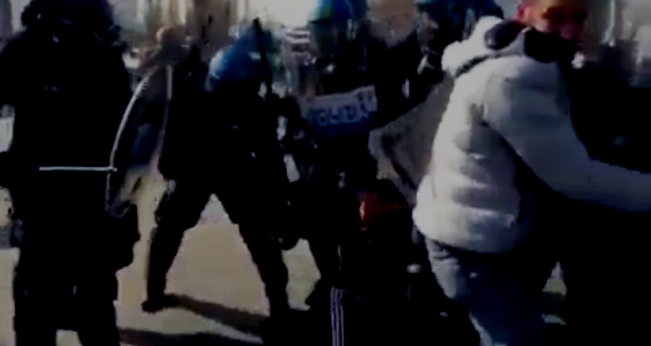 Polizisten prügeln Arbeiter vor den Toren von AlcarUno Levoni, Modena