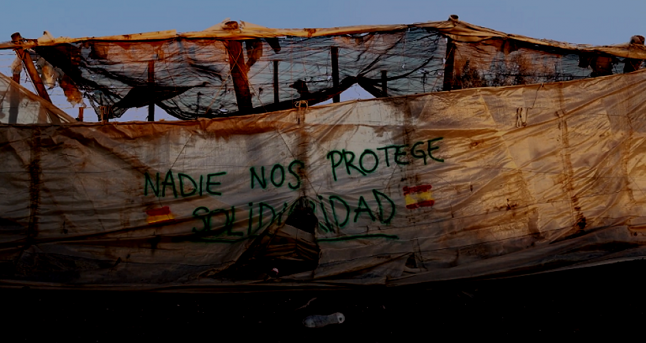 Niemand beschützt uns - Solidarität - Aufschrift auf Plastikplane in Almería