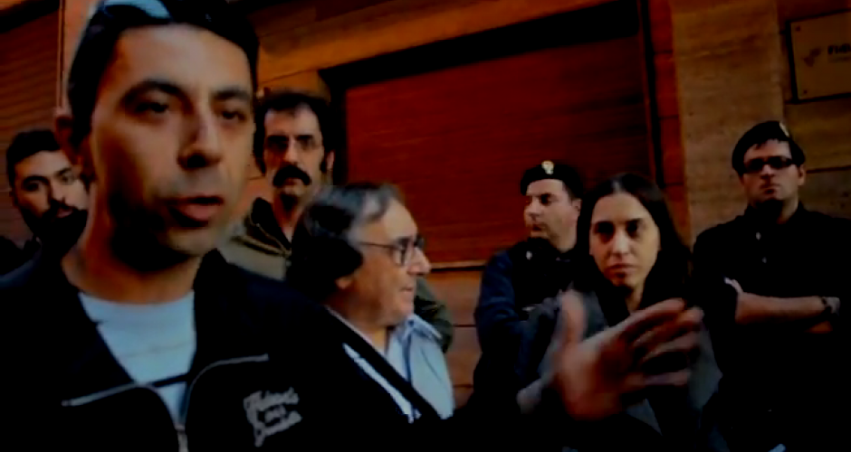 Mann spricht auf einer Kundgebung in Taranto