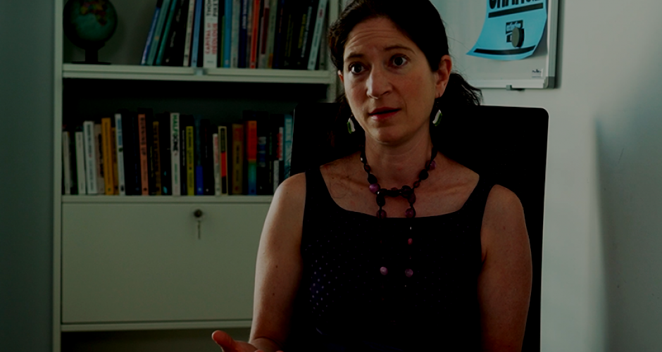 Prof. Julia Steinberger sitzt in ihrem Büro in Lausanne und gibt labournet.tv ein Interview