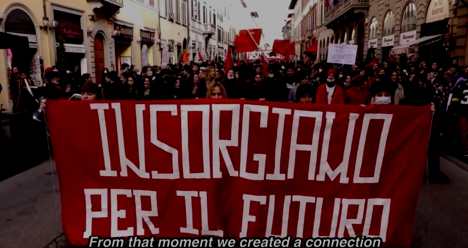 Demo mit Fronttransparent "Stehe wir auf für die Zukunft" Mailand 2021