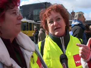 Zwei streikende Supermarktkassiererinnen während der Streikwelle 2007-08 am Alexanderplatz in Berlin 