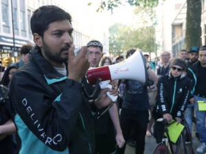 Protestierende Deliveroo Fahrer_innen