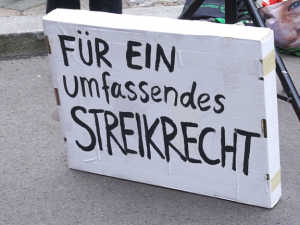 Schild mit der Aufschrift "Für ein umfassendes Streikrecht"