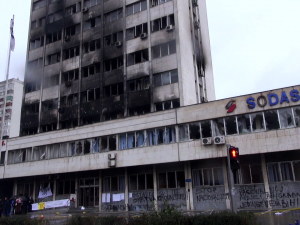 Brennendes Regierungsgebäude in Tuzla, Februar 2014