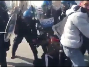 Polizisten prügeln Arbeiter vor den Toren von AlcarUno Levoni, Modena
