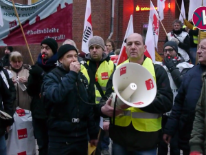 Streikende CFM Beschäftigte vor dem Neujahrsempfang der Cahrité