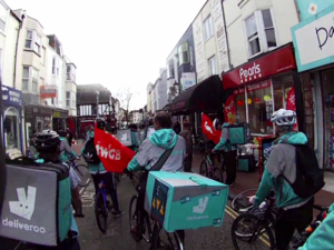 Demo von Deliveroo Fahrer_innen in Brighton