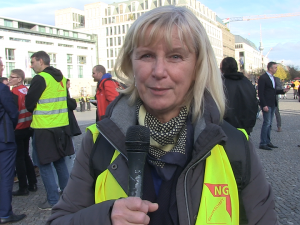 Streikende von Teigwaren Riesa mit Mikrophon