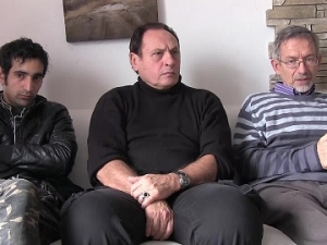 Zwei Sprecher und ein Delegierter der italienischen Basisgewerkschaft SI Cobas sitzen nebeneinander auf einem Sofa