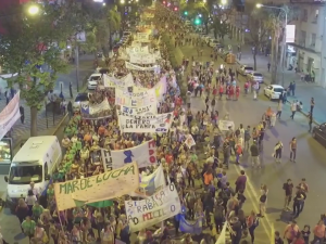 Frauendemonstration in Rosario: hunderte Frauen mit Transparenten