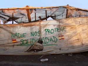 Niemand beschützt uns - Solidarität - Aufschrift auf Plastikplane in Almería