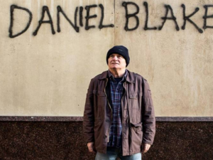 Daniel Blake vor seinem Graffiti