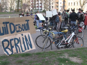 Aktivist_innen von Nuit debout berlin treffen scih auf dem Mariannenplatz