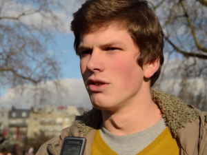 Demonstrant redet über Arbeit in einer idealen Welt