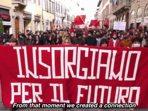 Demo mit Fronttransparent "Stehe wir auf für die Zukunft" Mailand 2021