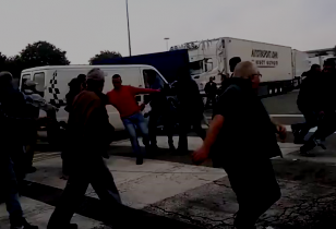 Lieferwagen rast in eine Menge, 14 Arbeiter springen und laufen weg
