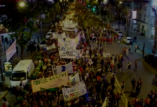 Frauendemonstration in Rosario: hunderte Frauen mit Transparenten