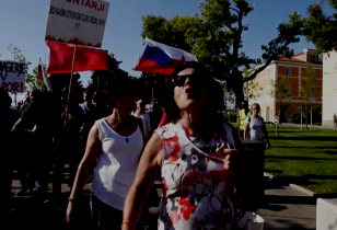 Demonstration in Koper Frauen demonstrieren im HIntergrund rote Fahne und slowenische Fahne im Hintergrund