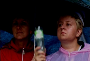 Zwei demonstrierende Krankenschwestern unter einem Schirm